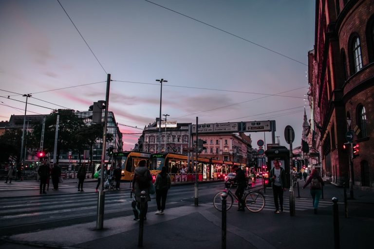 A fizetős zóna kitolódásával egyre kijjebb menekülnek az autósok Budapestről