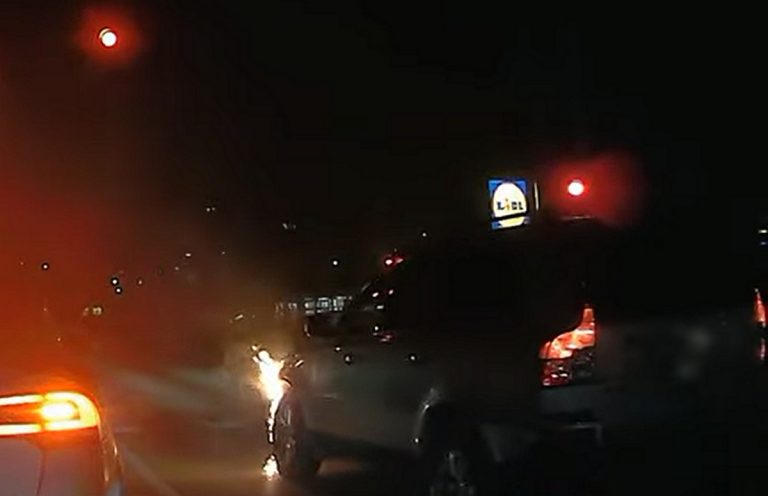 Lángoló autóval hajtott át a piroson egy sofőr Tatabányán