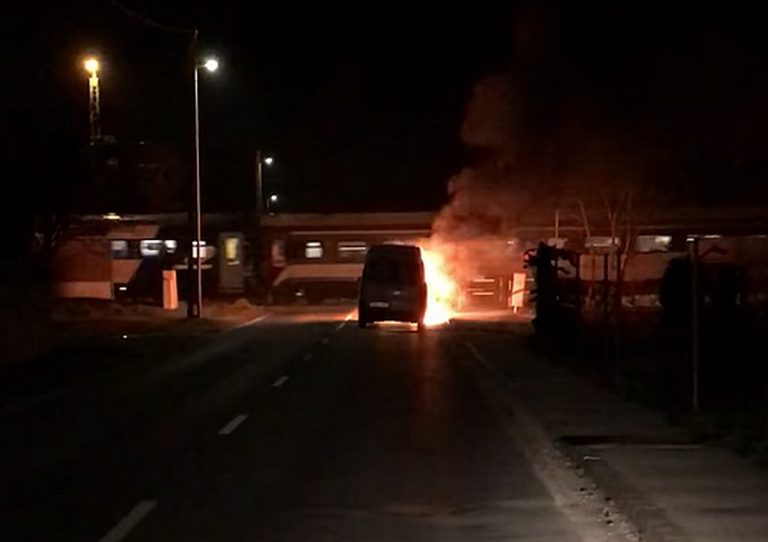 Lángoló autót videózott egy vasúti átjárónál Alekosz