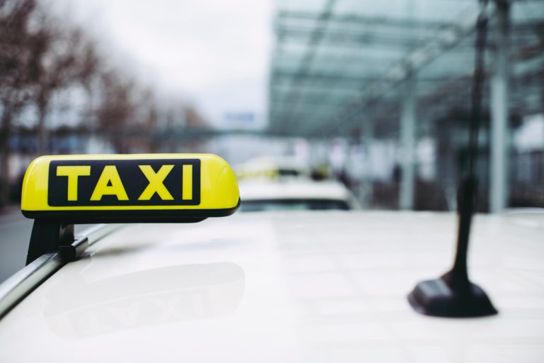 Megkülönböztető jelzést használó járműnek csapódott egy taxis az Astoriánál