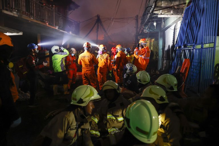 Hatalmas tűz tombolt egy jakartai üzemanyagtároló állomás, sokan meghaltak (videó)