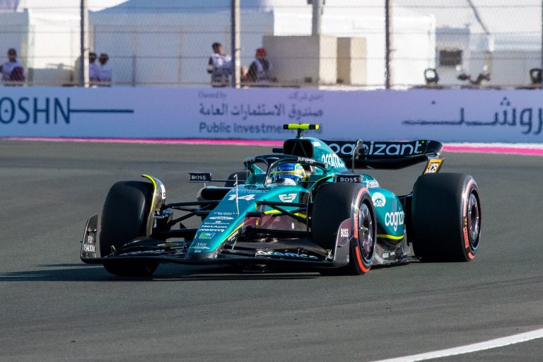 Szaúd-arábiai Nagydíj: egymás mellett Alonso és Verstappen köre az FP2-ről (videó)