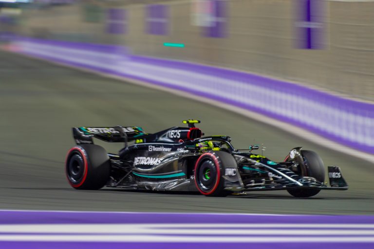 Szaúd-arábiai Nagydíj: Hamilton okos és látványos manővere a Ferrari ellen (videó)