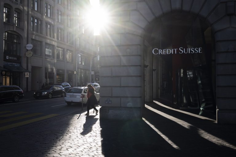 Pánik az ázsiai befektetőknél, rengetegen adják el a Credit Suisse részvényeiket