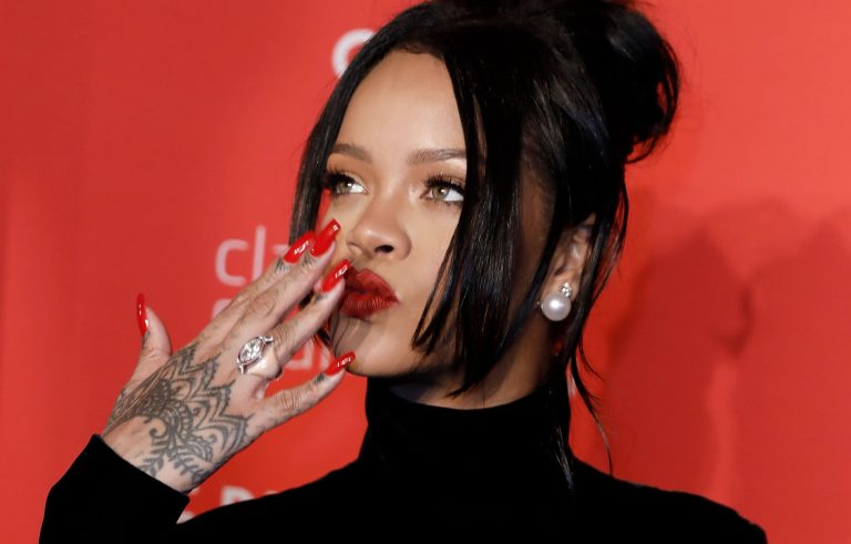 A ház elől lopták el Rihanna egyik sofőrjének autóját – benne hagyta a kulcsot