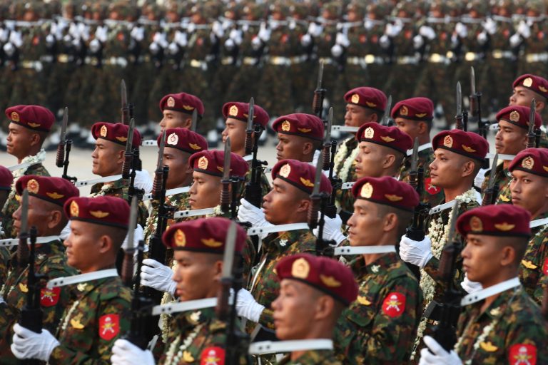 Hatalmas katonai parádét rendezett a mianmari junta