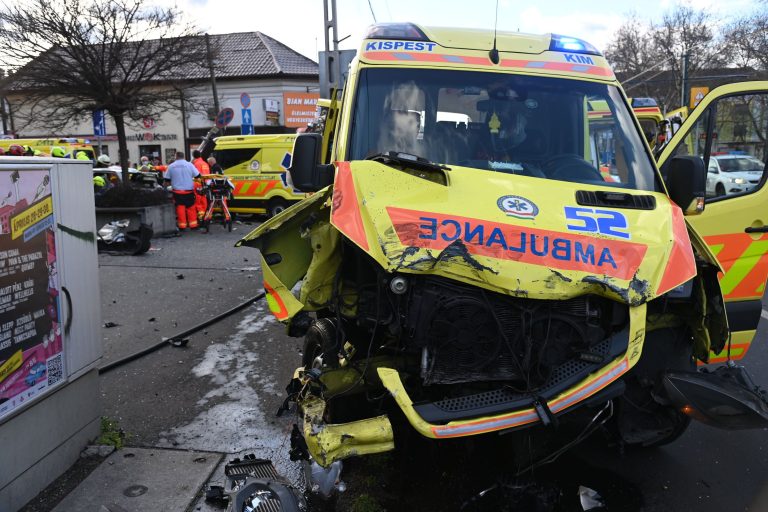 Mentőautó és személygépkocsi karambolozott Kispesten, ketten súlyosan megsérültek