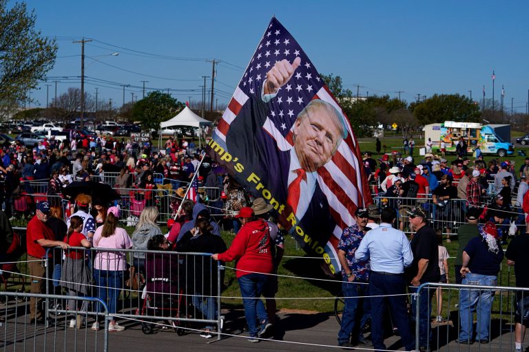 Trump tiltakozásra szólította fel támogatóit, az FBI erőszakos megmozdulásokra készül