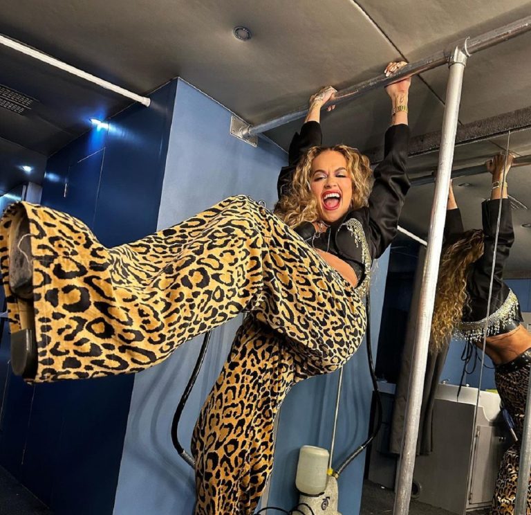 Rita Ora egy sminkszobában táncolt, jól szórakozott