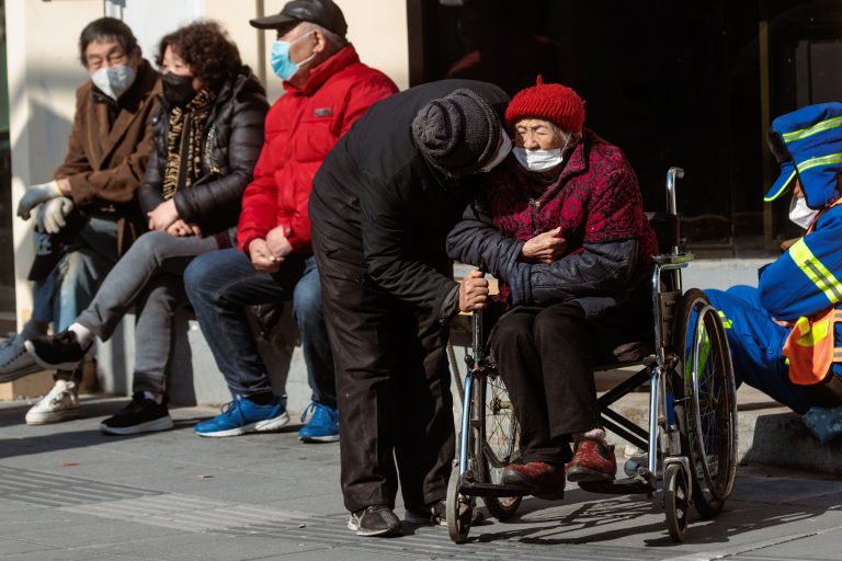 Nagy a baj Kínában: nincs pénz, csökkentik az idősek egészségügyi ellátását