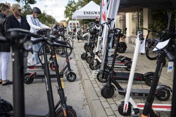 Változás jöhet az elektromos rollereknél, módosítanák a KRESZ-t