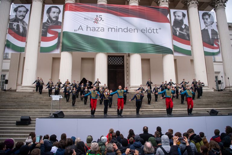 Tóth Gabi énekelve üzent március 15-én