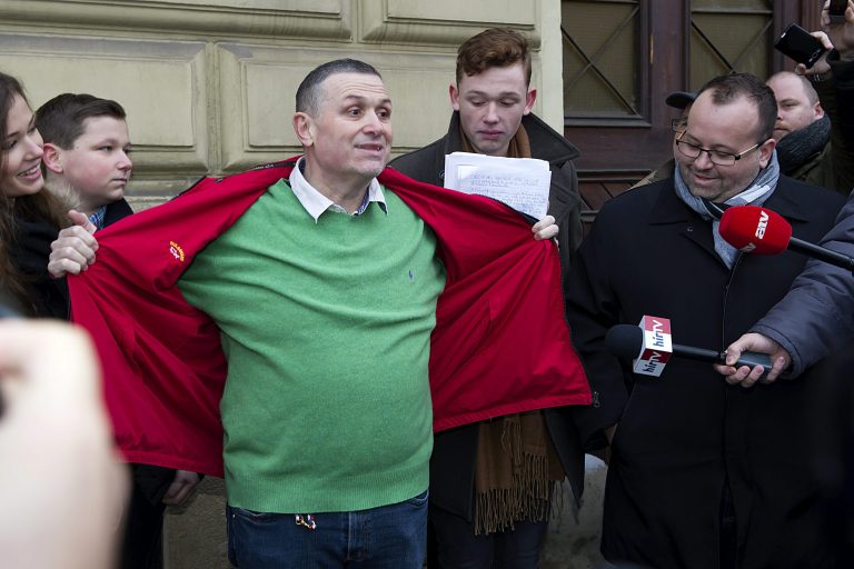 Szirénázó mentőautóval vitték kórházba Galambos Lajost