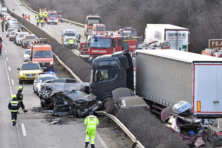 M1-es tömegbaleset: azonnali beavatkozásra van szükség a sérült útburkolat miatt