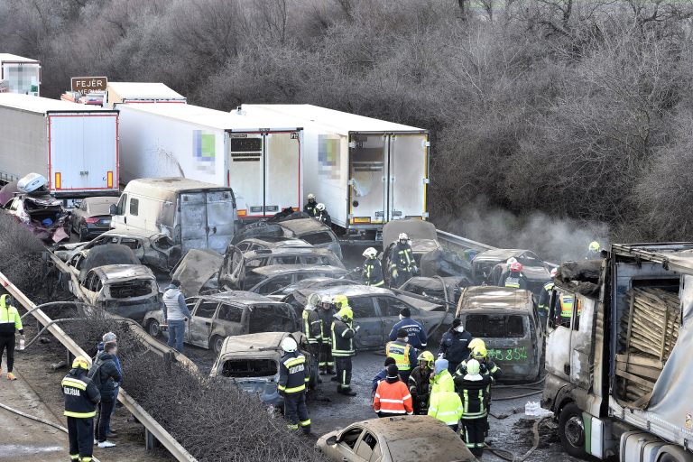 M1-es tömegbaleset: egy 44 éves férfi az áldozat, büntetőeljárást indított a rendőrség