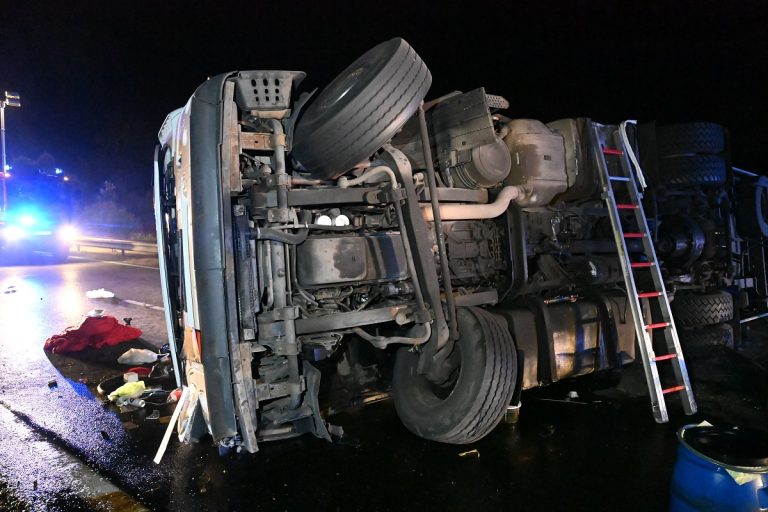 Tejet szállító kamion borult fel Abony térségében (fotóval)