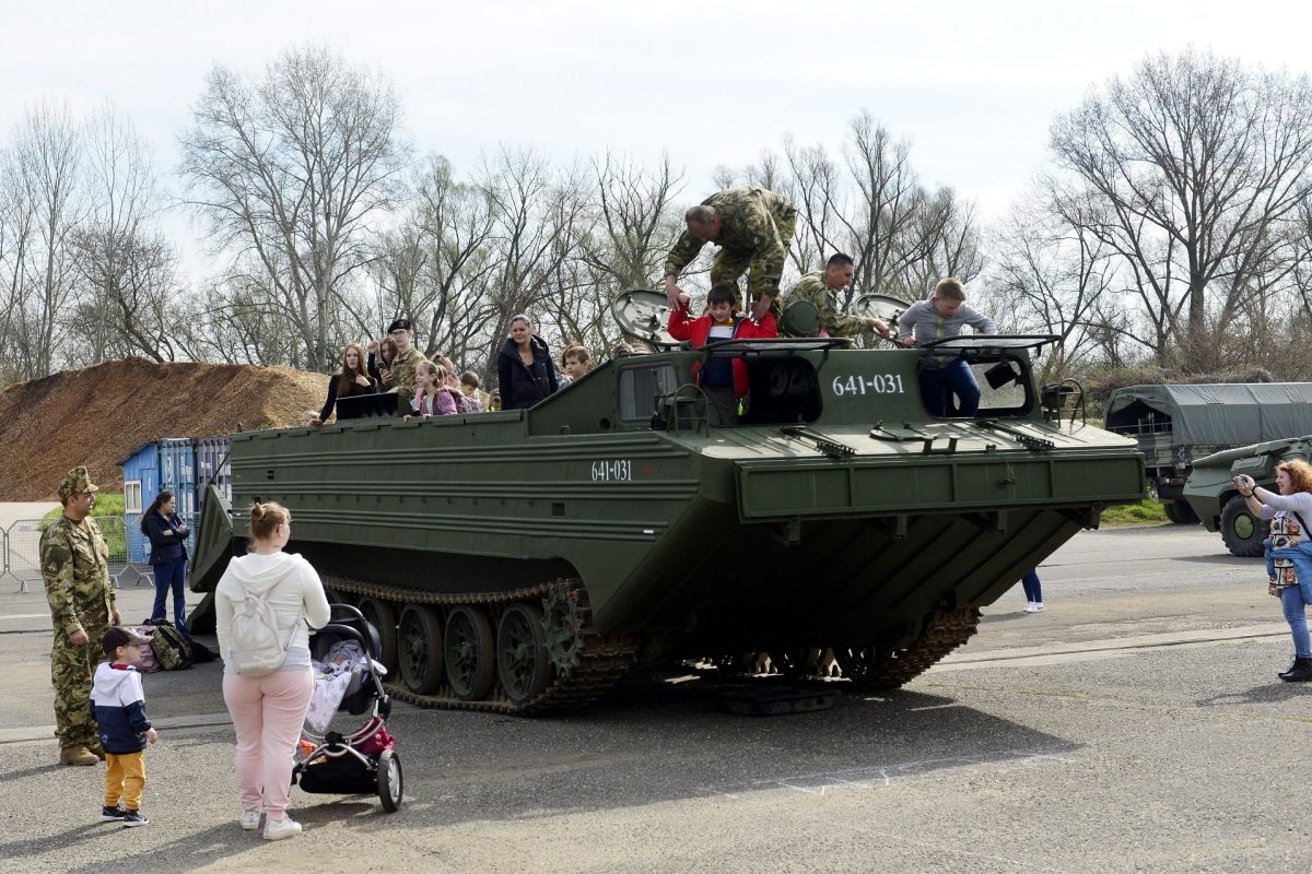 Katonai menetoszlop miatt kell figyelmesebbnek lennie az autósoknak szerdán