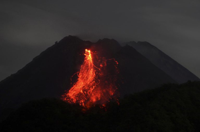 Kitört a korábban sok emberéletet követelő Merapi vulkán Indonéziában (videó)