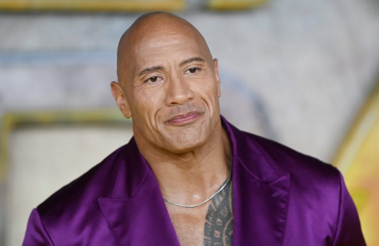 Melledzés közben Dwayne Johnson még keményebb (videó)