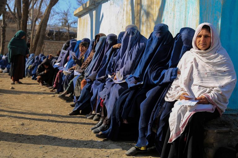 Bábának tanulnak a fiatal afgán nők, hogy a távoli falvakban segíthessenek
