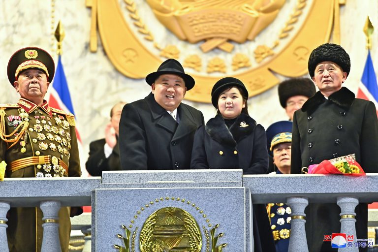Kim Dzsongun fokozott valódi háborús gyakorlatokat rendelt el a lánya oldalán (fotók)