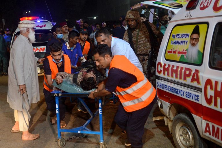 Kilenc katonát megölt és többeket megsebesített egy motoros merénylő Pakisztánban