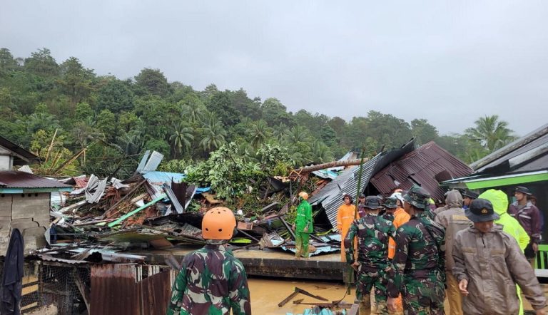 Indonéziai földcsuszamlás: 30-ra emelkedett a halálos áldozatok száma