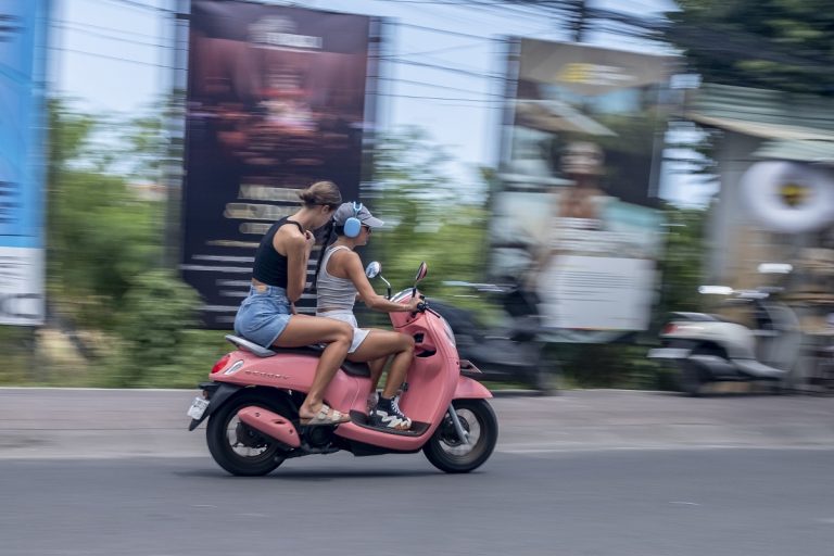 Bali: elegük lett a turisták viselkedéséből, új szabályt vezetnek be