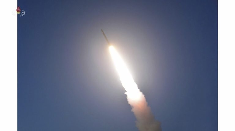 Szöul: Észak-Korea ballisztikus rakétát lőtt ki a tenger irányába
