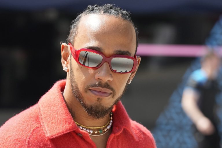 Lewis Hamilton egy rendkívül trendi és feltűnő szettben jelent meg Bahreinben