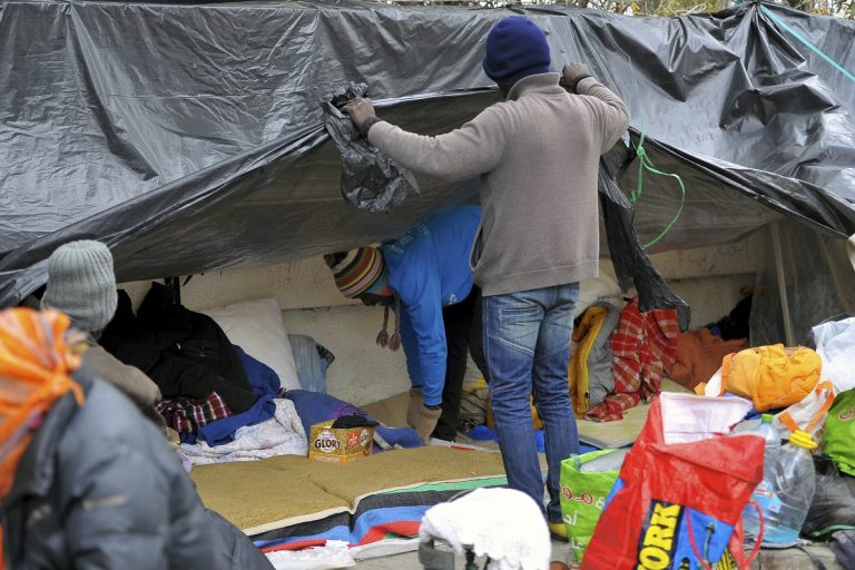 Többen meghaltak, miután elsüllyedt egy csónak Tunézia partjainál