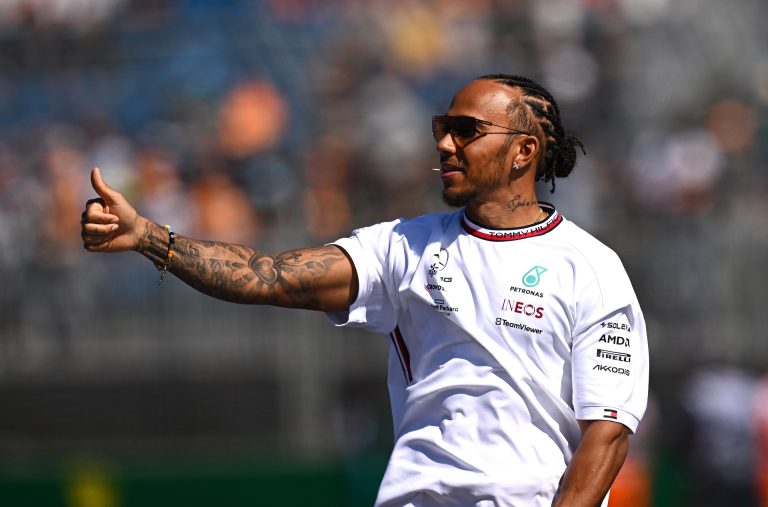 Bulizás közben készültek fotók Lewis Hamilton-ról