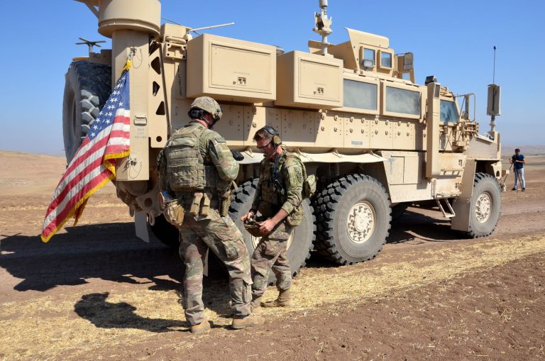 A szíriai támadássorozat után az USA megerősíti erőit a Közel-Keleten