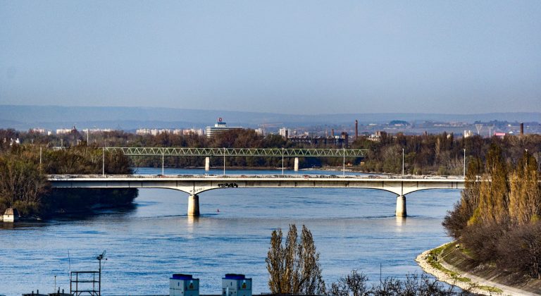 Az Árpád-híd tisztítása miatt forgalomkorlátozásra kell készülni a hétvégén