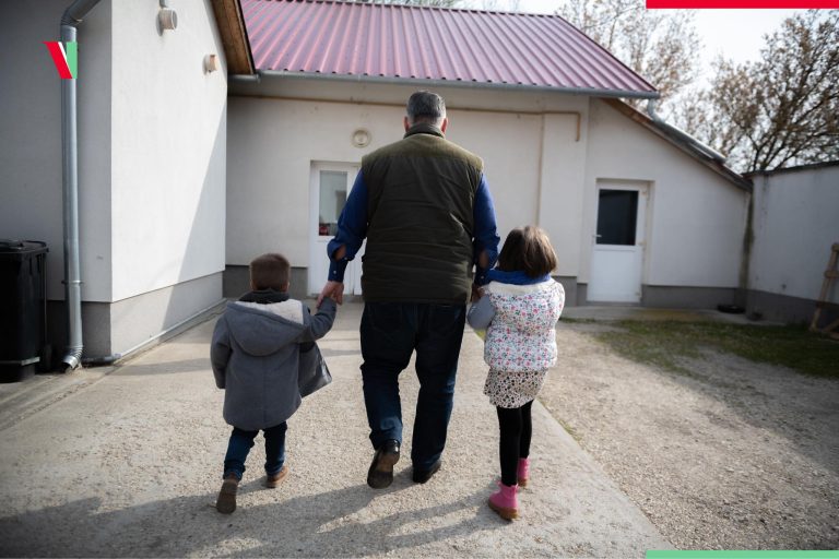 Orbán Viktor és az unokák húsvétkor: „Az unokákkal könnyen megy a munka”