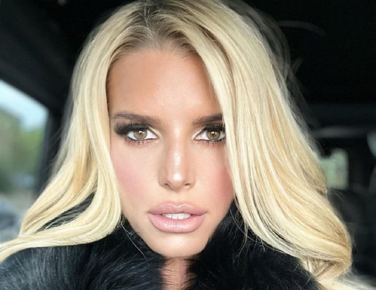 Jessica Simpson bikiniben fotózta a tökéletes testét