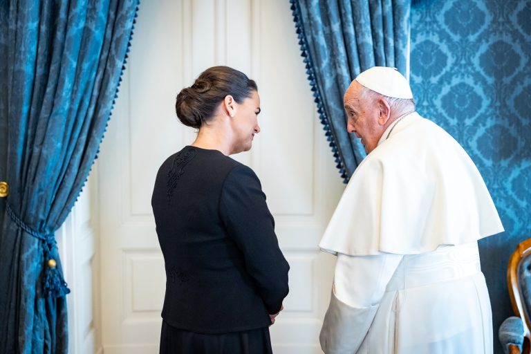 Kulisszák mögötti fotó Novák Katalin és Ferenc Pápa közös szelfijéről