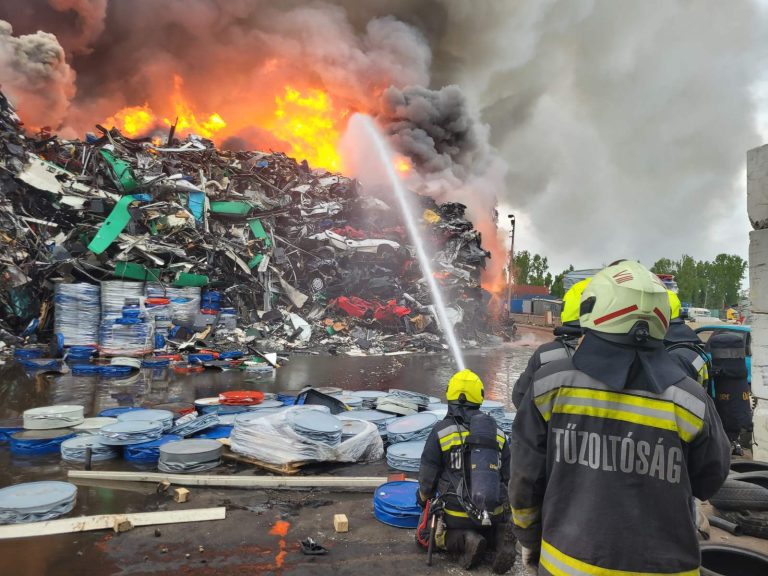 Friss fotókon a XXIII. kerületben lángoló autóbontó