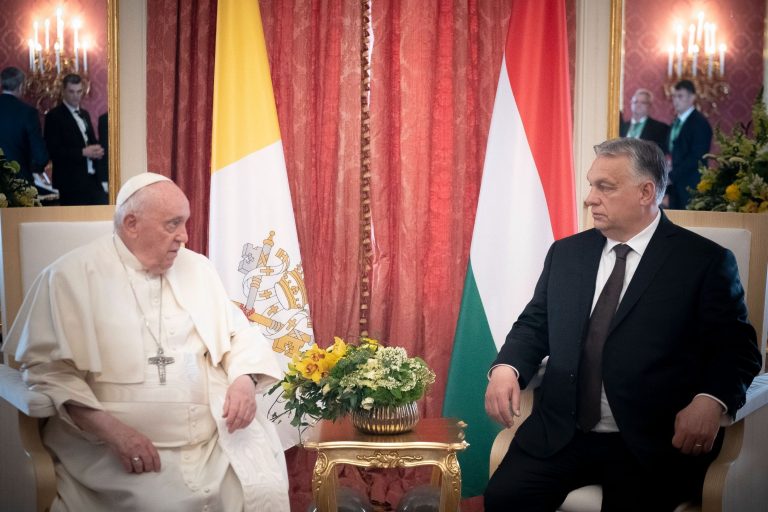 Orbán Viktor közös fotót posztolt Ferenc pápával: „A család az család”