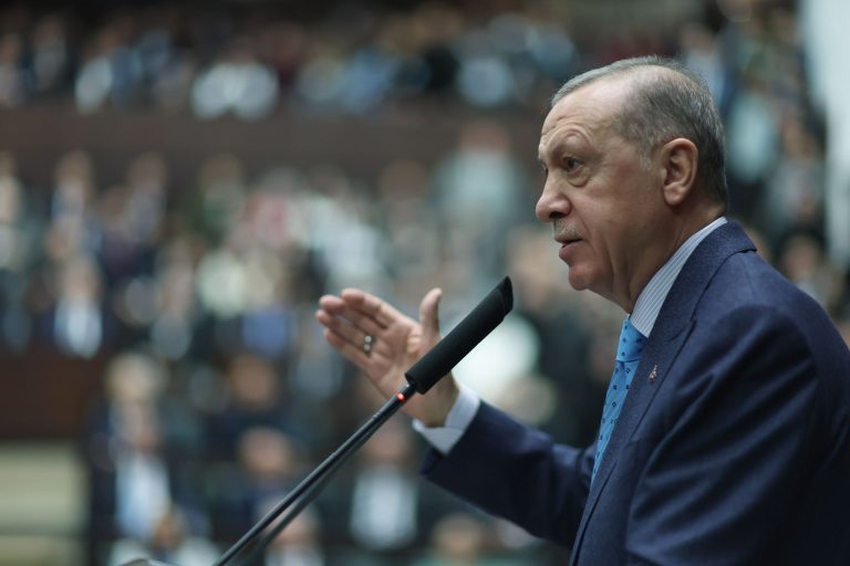 Erdogan jobban érzi magát, visszatér a törökországi választási kampánykörútra