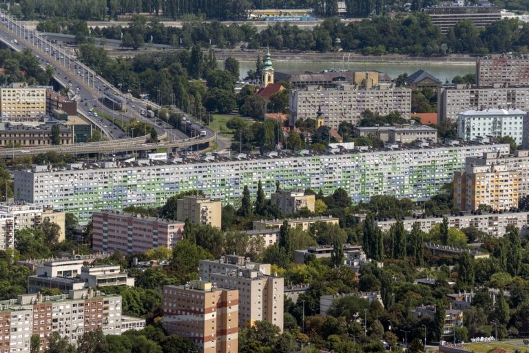 Kizuhant az óbudai faluház tizedik emeletéről egy idős asszony