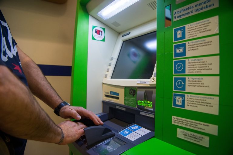 Egyre többen keresik fel az ATM-eket azért, hogy pénzt tegyenek a számlájukra