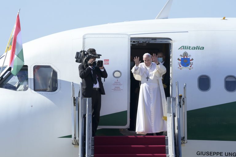 Megérkezett Ferenc pápa Budapestre