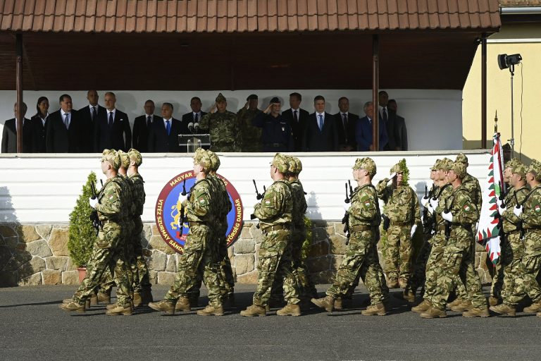 Jövőbeni magyar katonák, figyelem