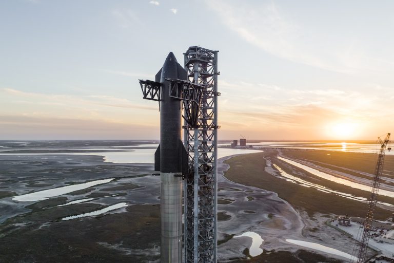Hétfőn útnak indítja a történelem legerősebb rakétáját a SpaceX
