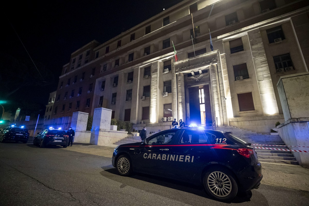 Lelőttek egy marokkói férfit, miután megszerezte egy rendőr fegyverét