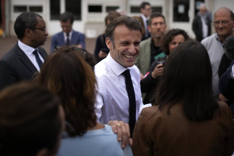 Csak egy sörért ment Macron, mégis komoly kárt okozott egy étteremnek