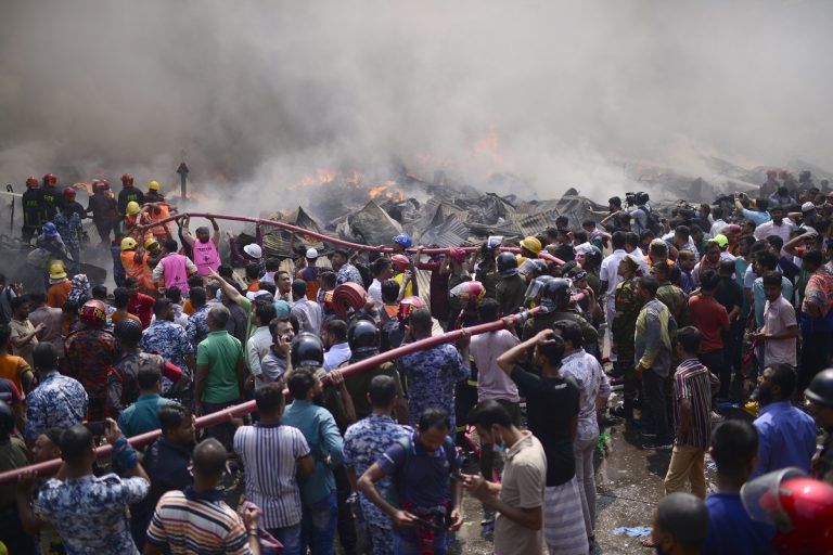 Hatalmas tűz ütött ki egy bangladesi ruhapiacon, szinte mindent felemésztett