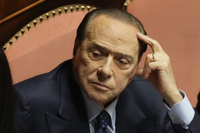 Berlusconi állapota stabil, de továbbra is az intenzív osztályon van