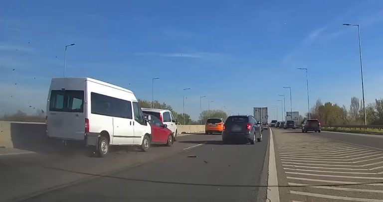 Figyelmetlen sofőr tolta össze a sort az M5-ösön